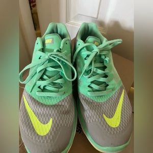 Nike Lite Run women’s sneakers